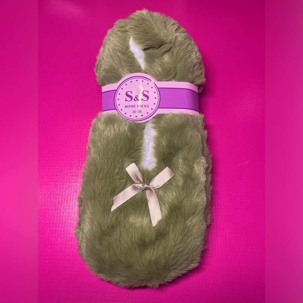 Woman’s Slippers
Size 6-9